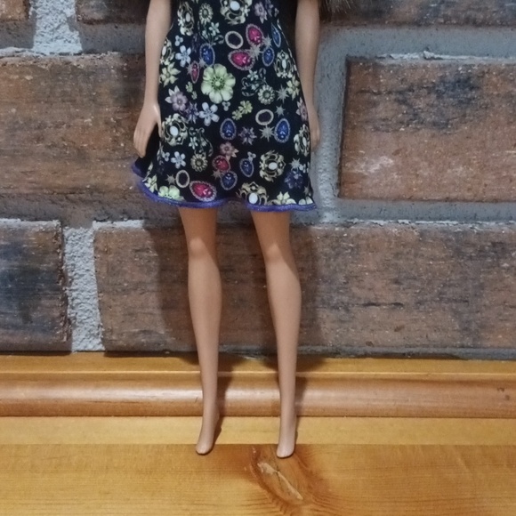 2015 Barbie matell Brown hair tan skin - Picture 4 of 12